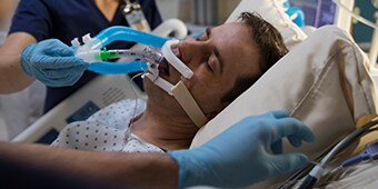 IC-patiënt wordt verzorgd door medisch personeel
