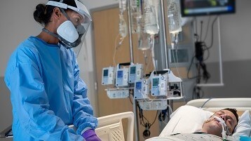 Medewerkers met adembescherming op de intensivecareafdeling
