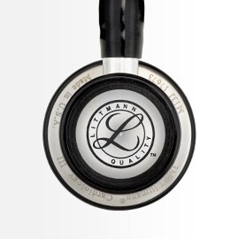 Close-up laat het pediatrische membraan van een 3M Littmann Cardiology III Stethoscoop met de Littmannnzegel zien