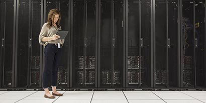 Medewerker in serverruimte
