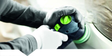 Technicus die een autopaneel polijst
