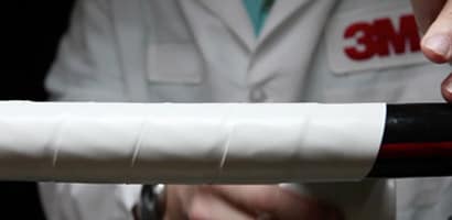 Witte 3M tape beschermt elektrische kabels tegen elektrische vlambogen.
