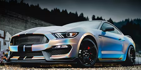 Volledige autowrap in een andere kleur op een coupé.
