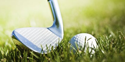 Golfclub die een golfbal raakt
