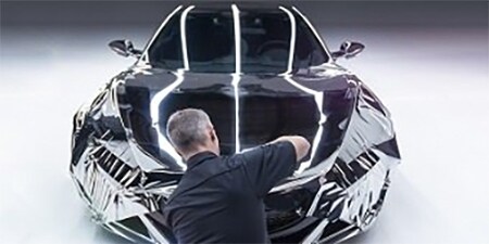 Man die een auto wrapt
