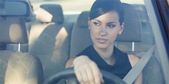 Vrouw die in een auto rijdt
