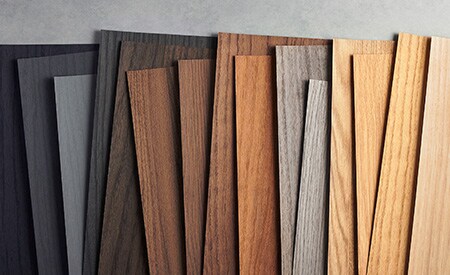 Afbeelding van 3M DINOC houtnerfsamples, georganiseerd van zwarte tot lichte houttinten.
