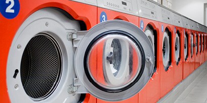Wasmachines met glazen deuren in wasserette
