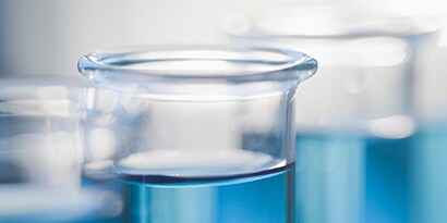 Blauw laboratoriumpreparaat in een glas
