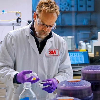 Man in laboratoriumjas inspecteert filters