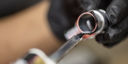 Meer informatie over de chemie van vloeibare lijmen [artikel]
