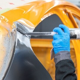 Aanbrengen van het vulmiddel op de lasnaad