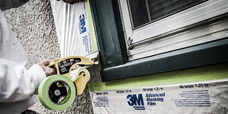 Professionele decorateur gebruikt 3M Maskeerfolie en papier om zich voor te bereiden
