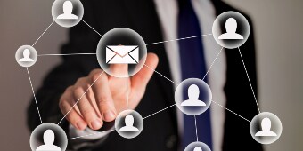 Persoon die op een e-mailknop klikt
