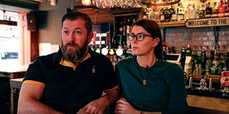 Twee mensen in een bar
