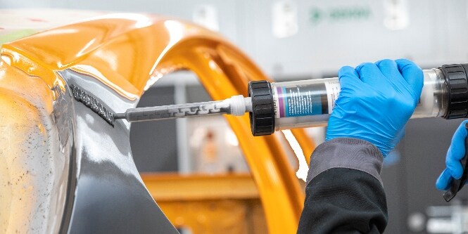 3M Fast Cure epoxy metaalplamuur wordt aangebracht

