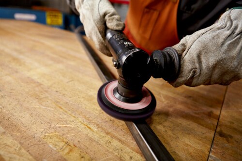 Een metalen oppervlak wordt met een haakse slijper met een Scotch-Brite™ Clean & Strip XT Pro-schijf voorbereid