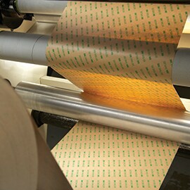 Leer over stap 3, Processtappen vinden volgens 3M ASPEC-methode. Afbeelding van rol met transfertape in het productieproces.