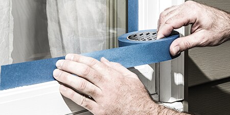 Professionele decorateur met behulp van de Blue Professional - 3M™ Afplaktape 2090
