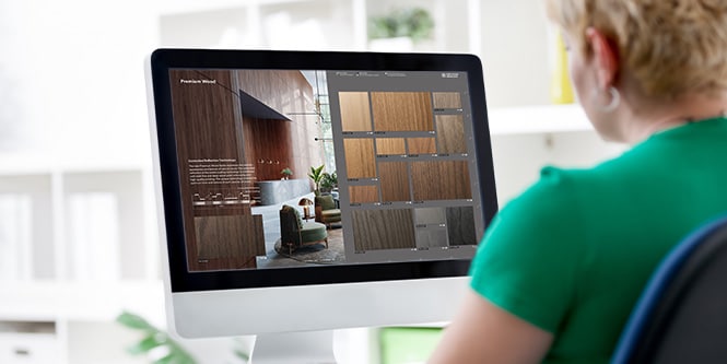 Afbeelding van een vrouw die een desktopcomputer gebruikt om door de interactieve catalogus te bladeren.
