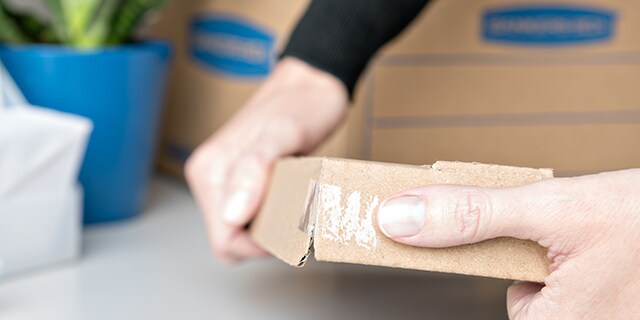 Repareer hoeken van opslagdozen met Scotch® Super-Hold Tape
