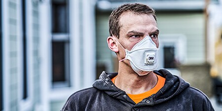 Professionele schilder die ademhalingsbescherming draagt
