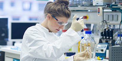 vrouw die een wetenschappelijke laboratoriumtest uitvoert
