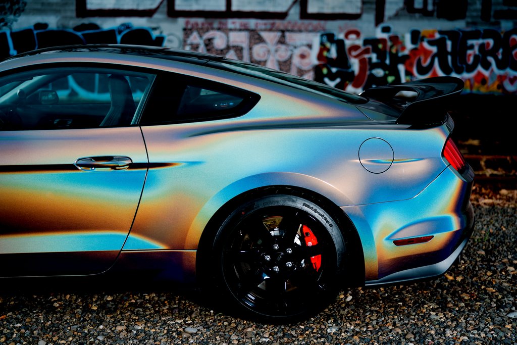 Auto gewrapt met glanzende Flip Psychedelic folie
