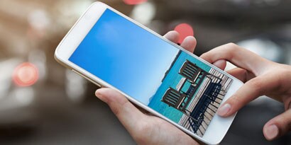 Persoon die op een telefoon kijkt
