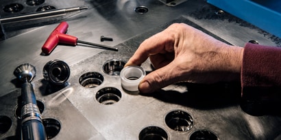 Houd rekening met de soorten matrijslosmiddelen bij de keuze van lijmen voor geproduceerde plastic onderdelen.
