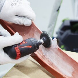 Ruwe randen van het lipje gladmaken