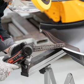 Technicus die paneel voorbereidt voor vervanging