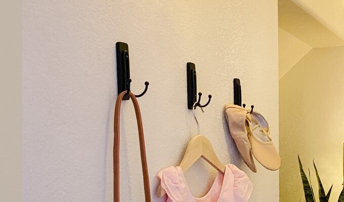 Decoratie en metalen haken
