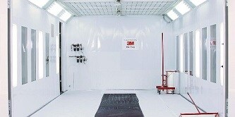 een autospuitcabine met wanden en vloer beschermd met de 3M Dirt Trap beschermingsmaterialen

