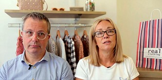 Twee mensen die met elkaar praten
