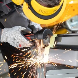 Stalen autopaneel wordt gesneden