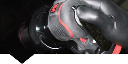Technicus die een autopaneel polijst
