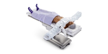 Patiënt op de operatietafel met een upperbody verwarmingsdeken
