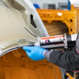Technicus brengt lijm aan op het paneel