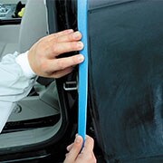 Schuimmaskeertape aanbrengen op een carrosserielijn