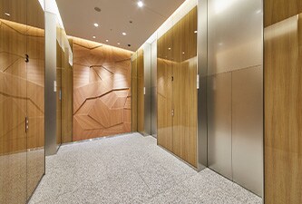 Lifthal met houtnerf 3M DI-NOC Glass Finish op de wanden
