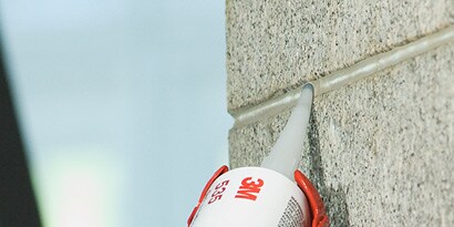 Kit die wordt aangebracht in naden van buitenmuur van beton
