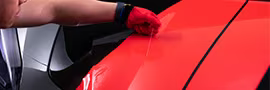 Detailopname van de wrap-installateur die folie aanbrengt met 3M™ Knifeless Tape.