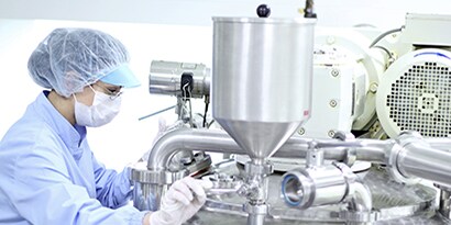 laborant gebruikt chemische bulkfiltratietechnologie
