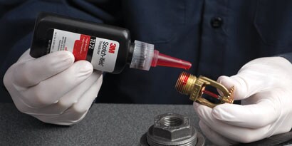 3M™ Scotch-Weld™ Threadlocker TL72 die wordt bevestigd aan een sprinklerinstallatie aan het plafond
