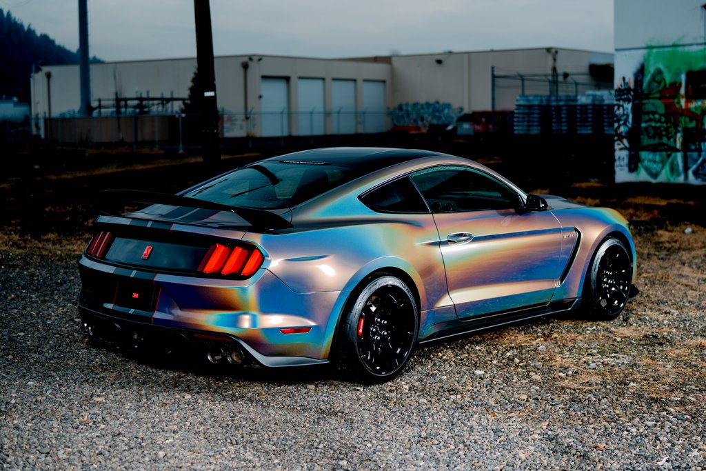 Auto gewrapt met glanzende Flip Psychedelic folie
