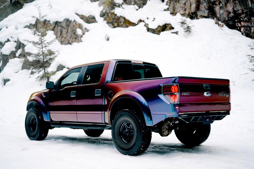 Auto gewrapt met glanzende Flip Deep Space folie