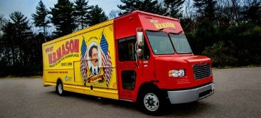 3M-printwrapfolie op een gele en rode vrachtwagen

