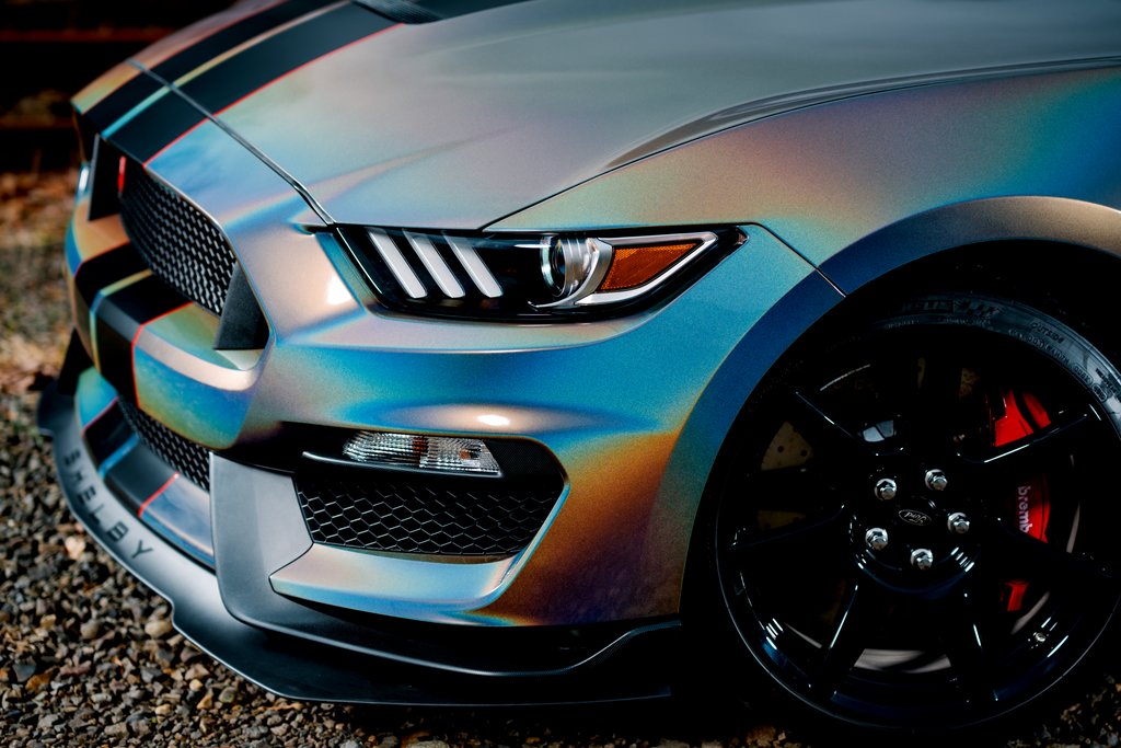 Auto gewrapt met glanzende Flip Psychedelic folie