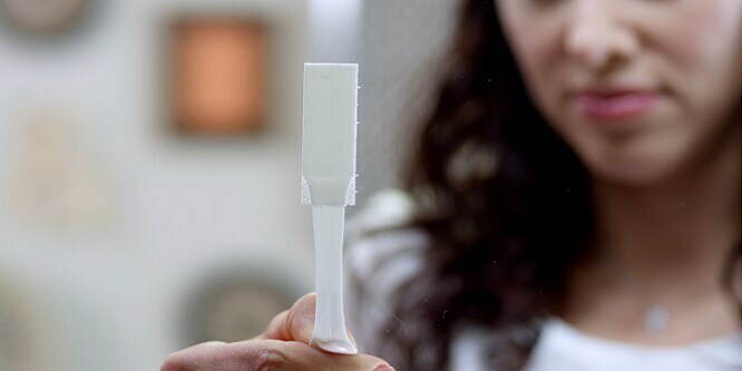 Vrouw laat zien hoe Command™ fotohangstrips op de juiste manier worden verwijderd

